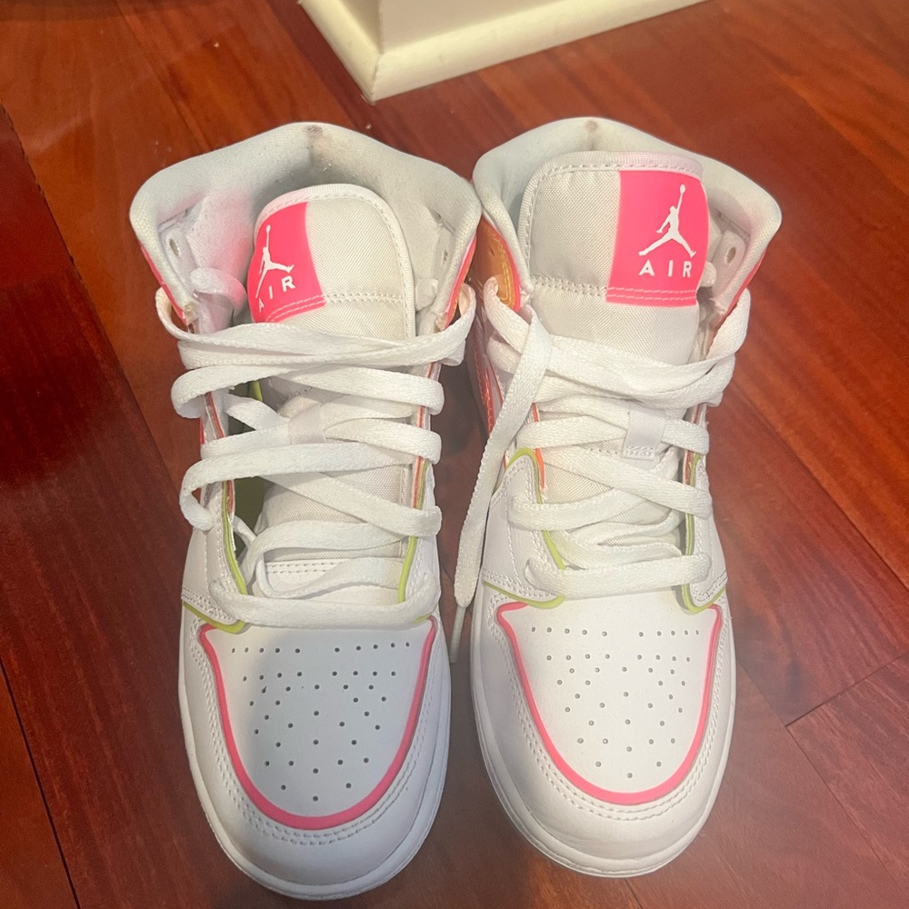 Air Jordan 1 Mid SE GS 'Edge Glow'